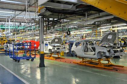 Las exportaciones de vehículos, claves para la producción local, retrocedieron casi 8% en el primer trimestre