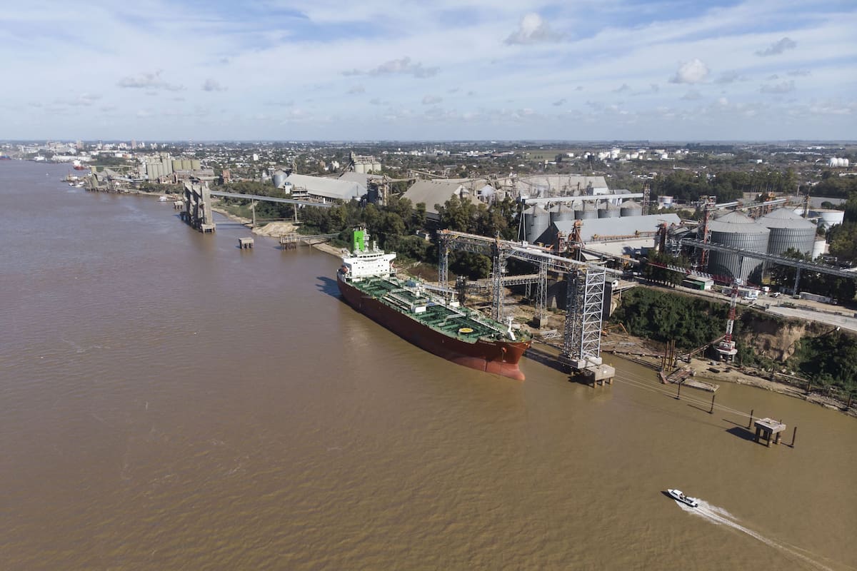 Las exportaciones se derrumbaron 18%, mientras que las importaciones crecieron 3,1% por las distorsiones de la brecha cambiaria