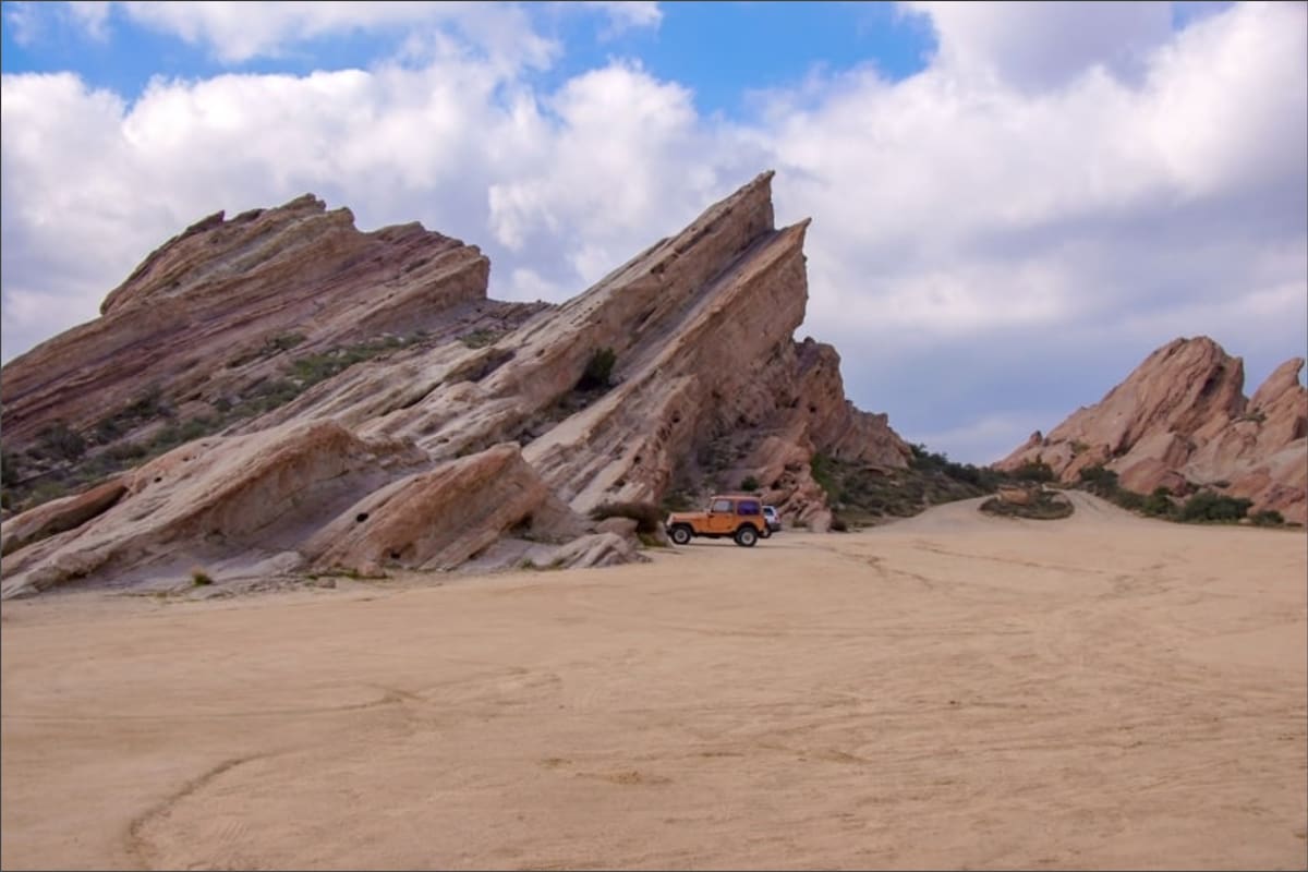 Las extrañas "rocas alienígenas" del sur de California elegidas para filmar Star Trek se conocen como Vasquez Rocks y sobresalen del árido paisaje de la Cuenca de Soledad con ángulos sorprendentes