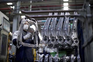 China empieza a eludir la pandemia, pero su economía se desangra