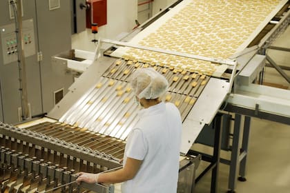 Las fábricas de alimentos y consumo masivo son algunas de las más afectadas por la suba de casos