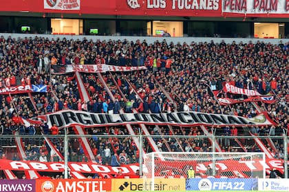 Las facciones aliadas de la barra brava de Independiente se esparcen por el estadio para evitar que los hinchas canten contra la comisión directiva.