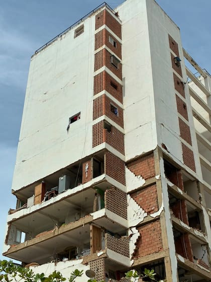 Las fachadas abiertas dejan al descubierto la intimidad de miles de familias sorprendidas por el terremoto