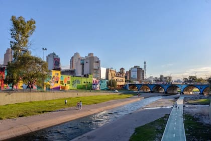 Las fachadas que se intervinieron son la parte trasera de propiedades privadas que dan al río y que, por ser parte del espacio público