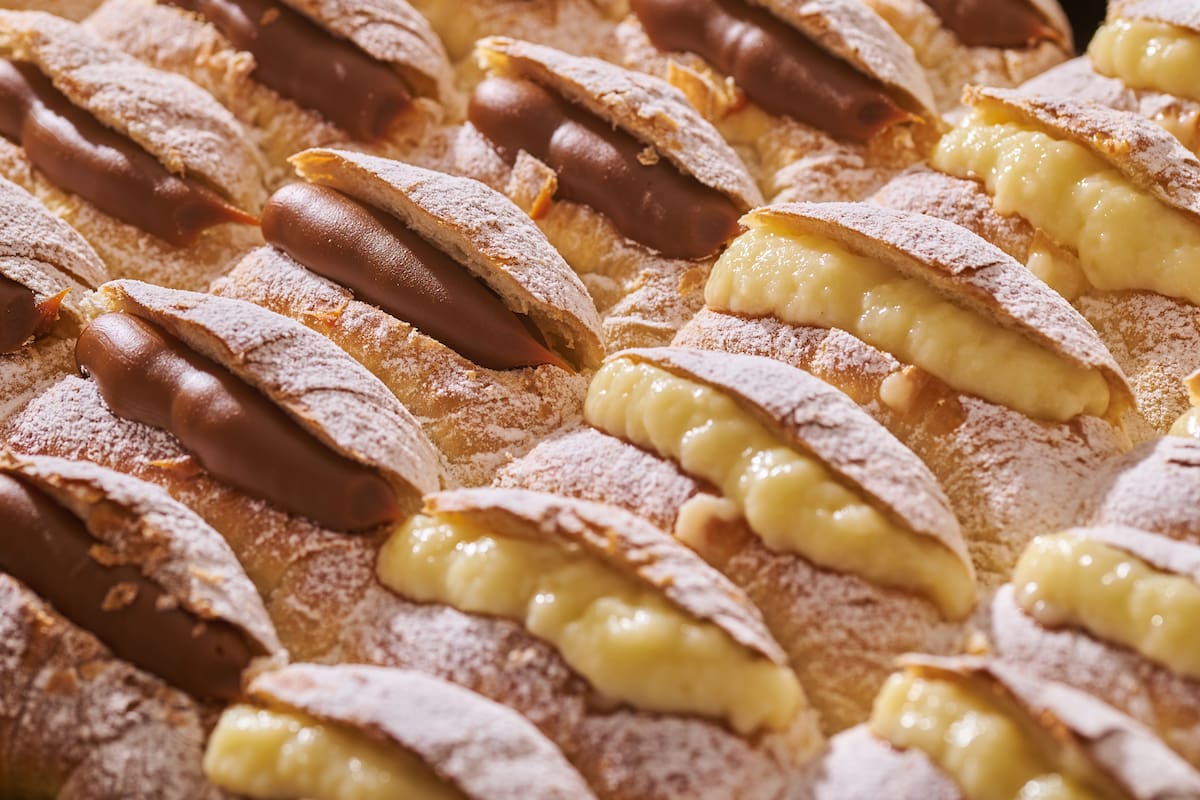 Las facturas son un producto típico de las panaderías argentinas, y de allí surgieron también los nombres de algunas de ellas, como la bola de fraile