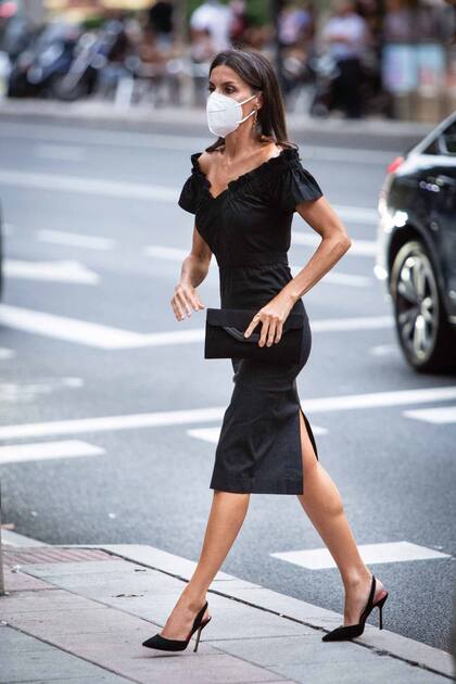 Las faldas y vestidos a la rodilla o con tajos que elige la Reina dejan ver sus piernas perfectas.