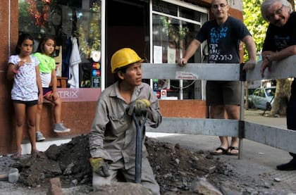 Las fallas en el servicio pusieron el foco en las compañías de electricidad Edenor y Edesur (en foto: una cuadrilla de Edesur haciendo reparaciones durante la ola de calor)