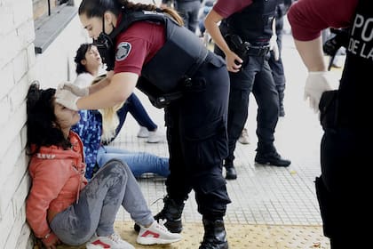 Las familiares de los reclusos detenidas por la policía de la Ciudad