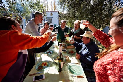Las familias Caffe y Guevara disfrutan de un asado rodeados de olivos, en Maipú, Mendoza