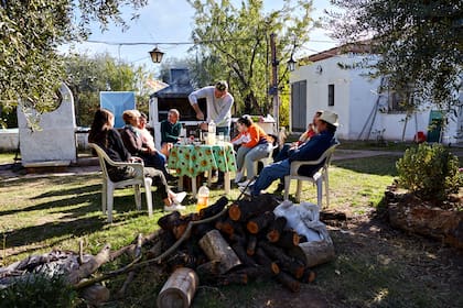 Las familias Caffe y Guevara disfrutan de un asado rodeados de olivos, en Maipu, Mendoza