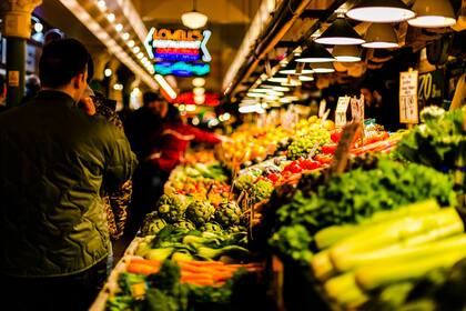 Las familias de bajos recursos pueden solicitar apoyo gubernamental para la compra de frutas, verduras y otros alimentos