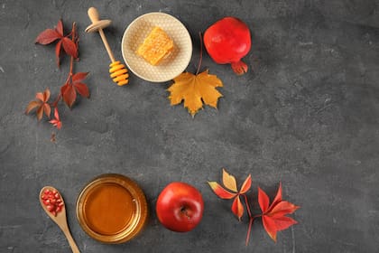 Las familias de la comunidad judía preparan platos típicos para recibir el Año nuevo