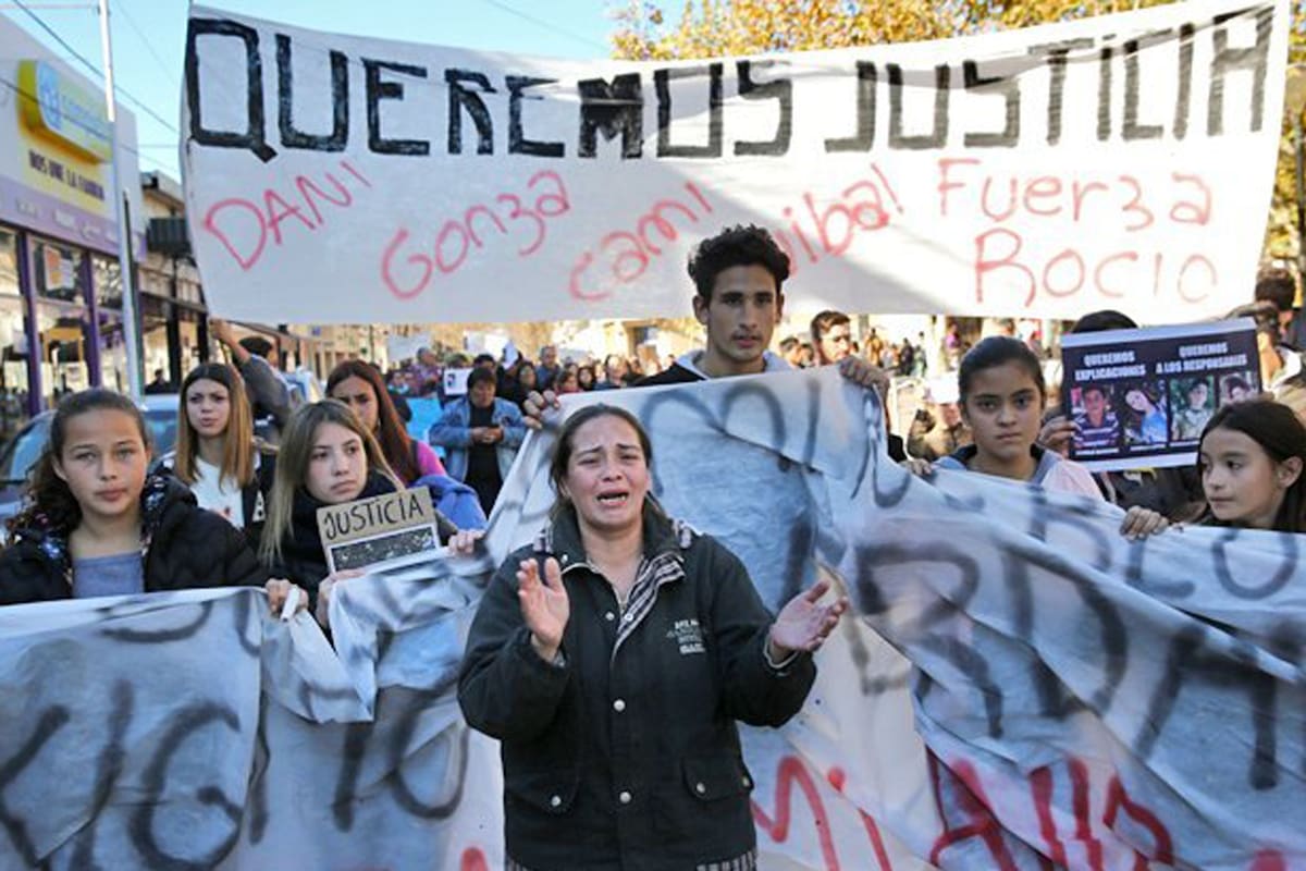 Las familias de las víctimas reclaman justicia por la muerte de los jóvenes