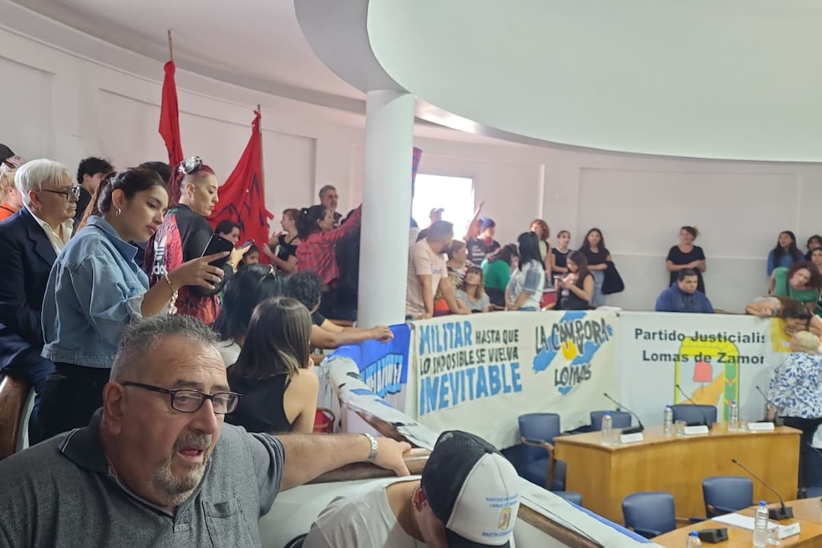 Las familias de los alumnos de la Escuela Normal Superior Antonio Mentruyt irrumpieron en el Concejo Deliberante de Lomas de Zamora para pedir por la vuelta a clases