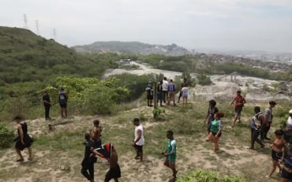 Las familias de personas desaparecidas buscaron en la sierra de la Misericórdia, que divide los complejos de favelas Penha y Alemão