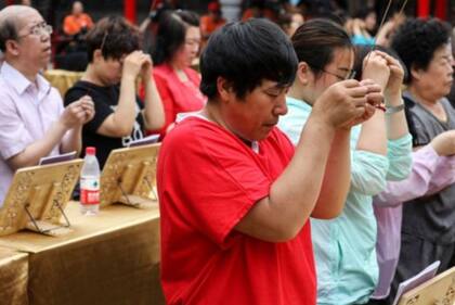Las familias hacen todo lo que pueden para que a sus hijos les vaya bien en el "gaokao". (Shenyang, China, 2018).