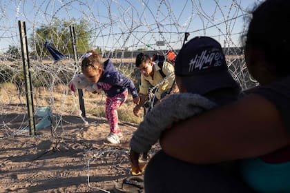 Las familias inmigrantes cruzan de México a los Estados Unidos para buscar asilo el 8 de mayo de 2023 en El Paso, Texas