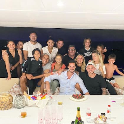 Las familias Navas, Icardi y Rico González de vacaciones en un yate. Crédito: Instagram