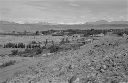 Las familias Pantín y Fleire llegaron en 1913 y fundaron el primer hotel. Para 1920, el Lago Argentino tenía 204 habitantes, y el Lago Viedma, 201