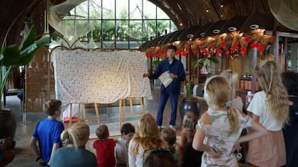 Las familias participaron en experiencias culturales, como pintar con un acuarelista local en Vietnam