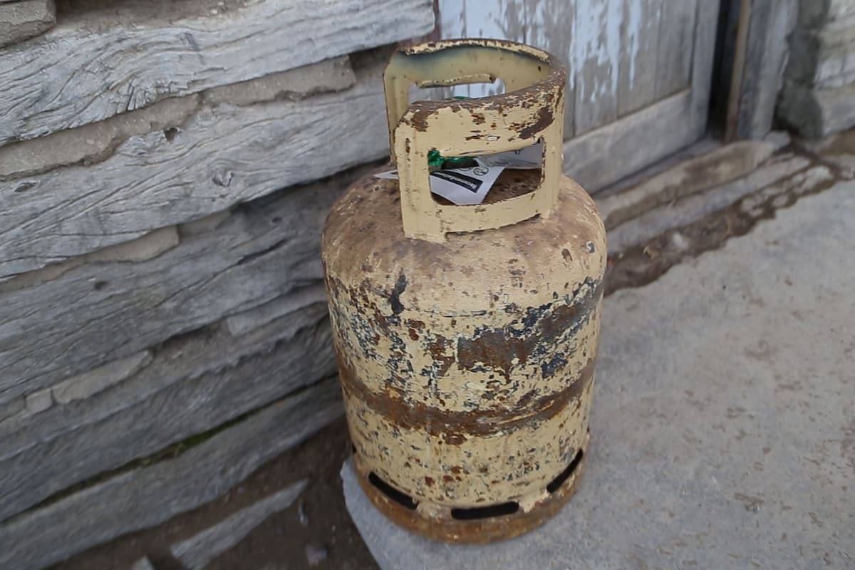Las familias que viven en el campo no tienen gas. Sobreviven con leña y garrafa