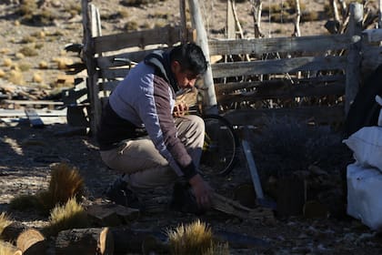 Nahuelfil usa una cocina a leña para calefaccionarse
