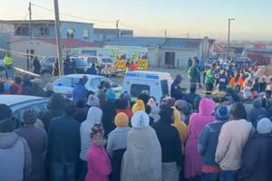 Las familias se agolparon en la puerta del local para reclamar por sus hijos