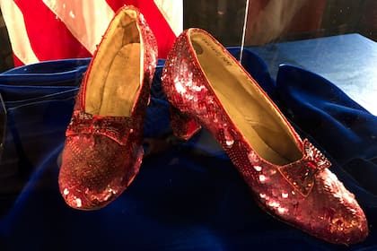 Las famosas zapatillas que usó Judy Garland en El mago de Oz que se vendieron por 28 millones de dólares