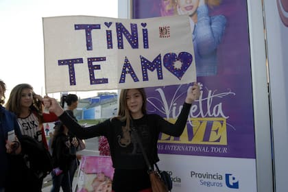 Las fans llegaron temprano para alentar a Violetta