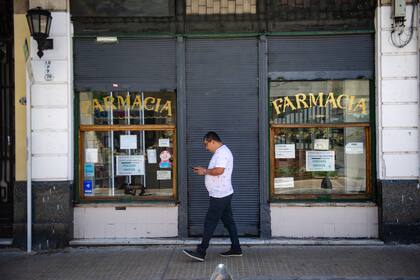 Las farmacias agrupadas en la Confederación Farmacéutica Argentina (COFA) bajaron hoy sus persianas durante una hora, entre las 12 y las 13