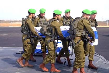 Las FDI rinden homenaje a los rehenes fallecidos mientras regresan a Israel tras más de 500 días en manos de terroristas.