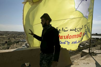Las FDS desplegaron una bandera amarilla para reivindicar la victoria sobre el grupo jihadista