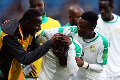Las felicitaciones del grupo nigeriano a Sagna, que quedó en el libro de los récords de los Mundiales Sub 20