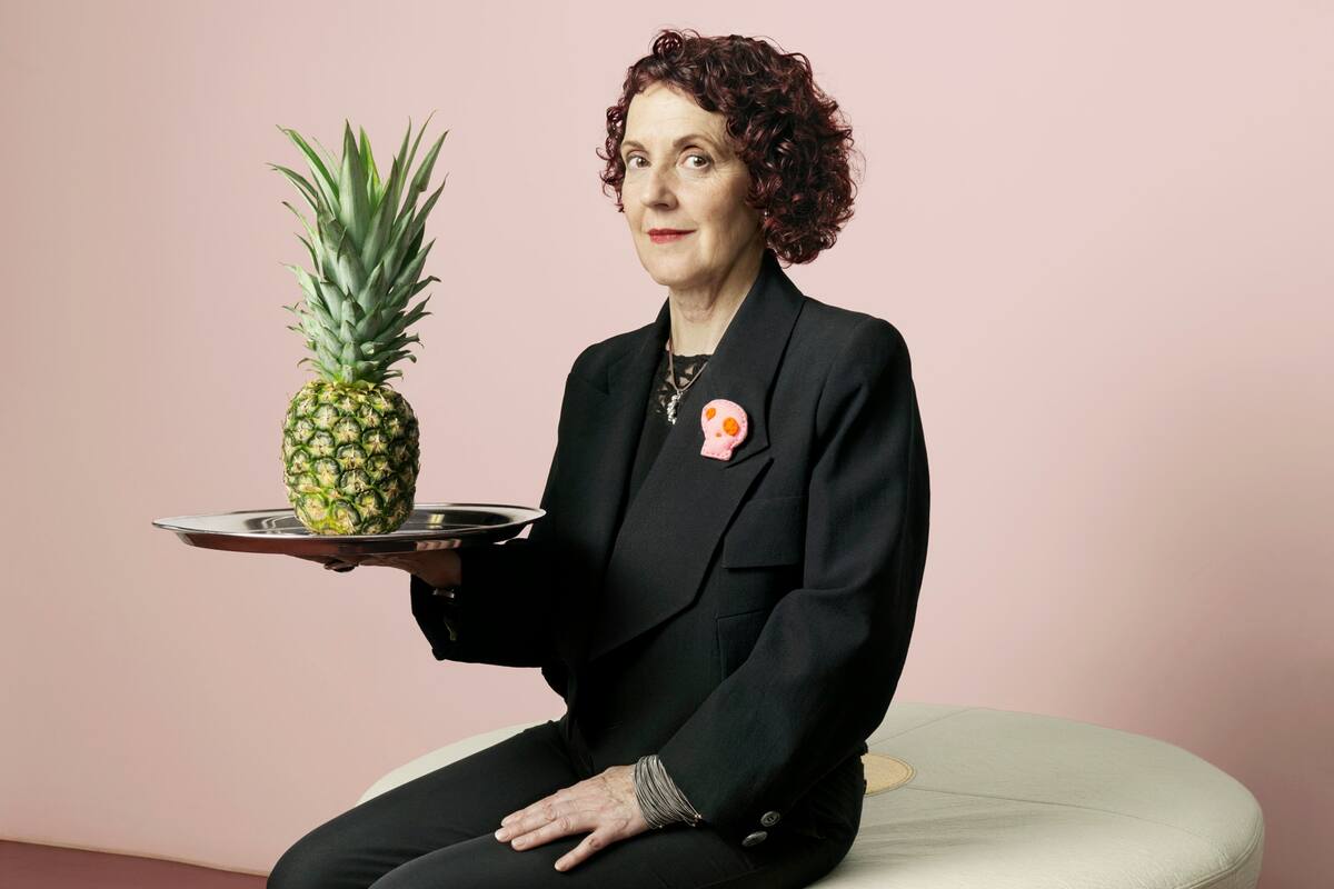 Las fibras de las hojas de ananá descartadas consiguió una textura símil cuero que hoy es usada por marcas internacionales como Hugo Boss y Edun, entre otras