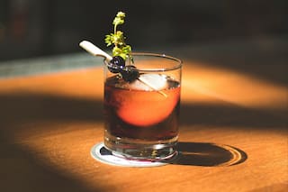 De suave a cargado: tres tragos originales para sorprender a tus invitados en estas fiestas, según bartenders