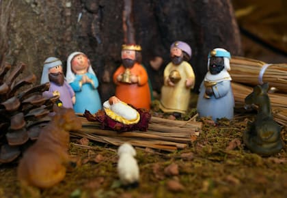 Las figuras del Niño Dios, María y José, representan a la Sagrada Familia en la fe cristiana (Pexels/Jimmy Ramírez)