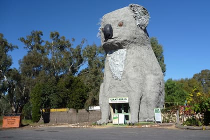Las figuras en tamaño extra grande se convirtieron en atractivos turísticos en pequeñas ciudades del gran país