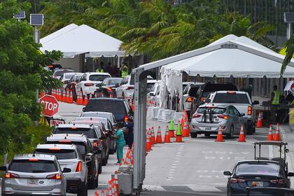 Las filas de autos en uno de los puntos de testeo de coronavirus en Miami