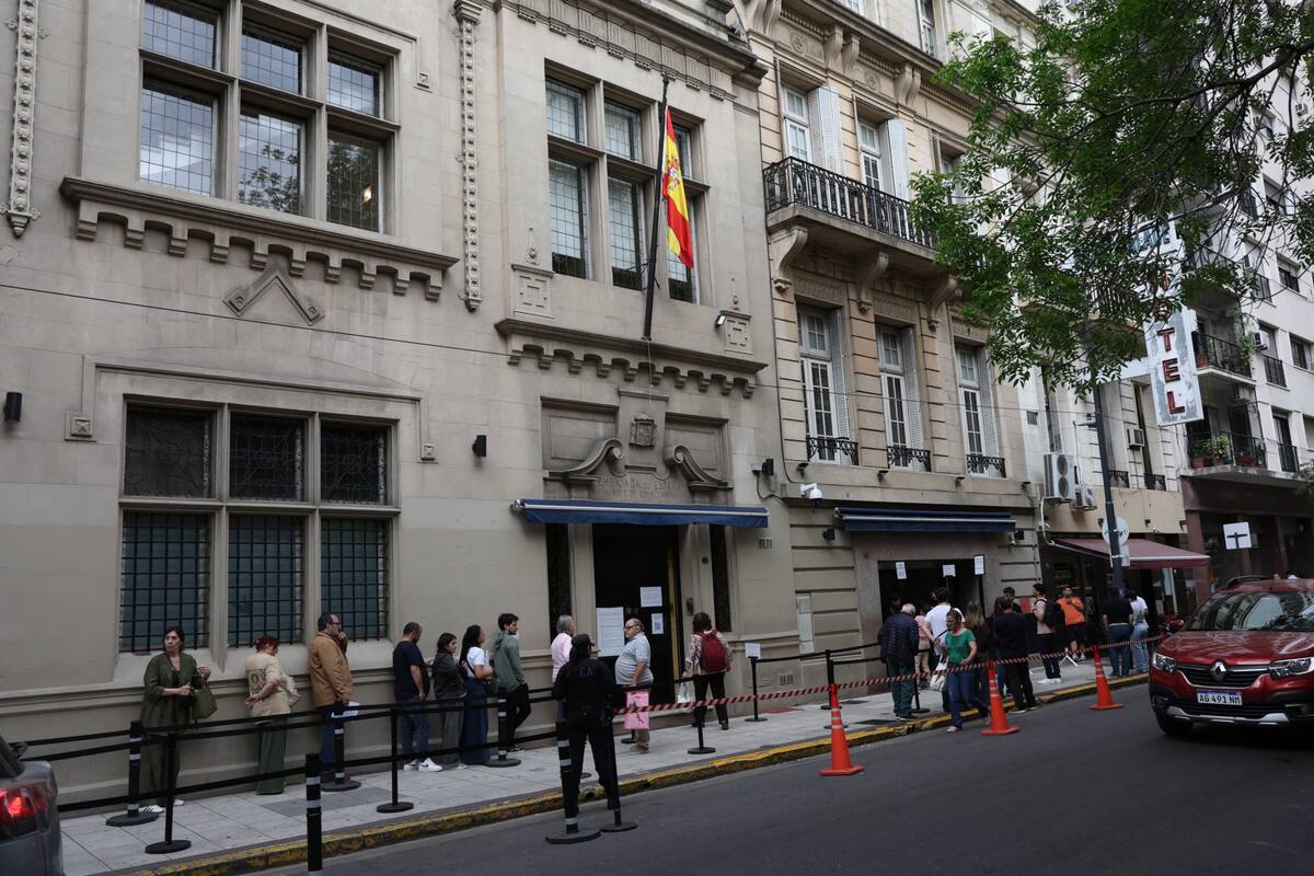 Las filas en el Consulado de España en Buenos Aires
