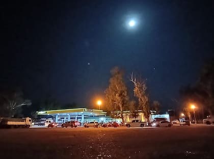 Las filas para cargar combustible en Pinchanal (Orán), también es una foto que quedó atrás por la devaluación.