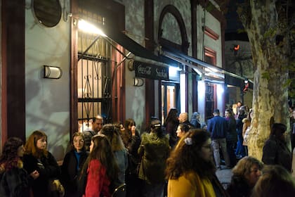 Las filas para comer en Sarkis: una postal que se repite cada noche