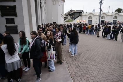 Las filas para los cuatro firnódromos daban vuelta por la Rural