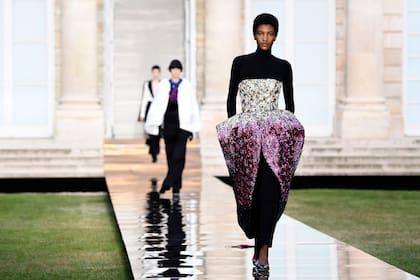 Las firmas de lujo, como Chanel, Dior, Givenchy y Fendi, presentaron sus colecciones haute couture de invierno en la capital francesa