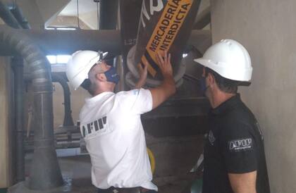 "Las fiscalizaciones arrojaron que el operador fue depositando las 8900 toneladas de maíz partido y las 250 toneladas de soja en los silos del puerto para luego, a través de exportadores, vender la mercadería a Brasil, Paraguay y Uruguay", indicaron en la AFIP