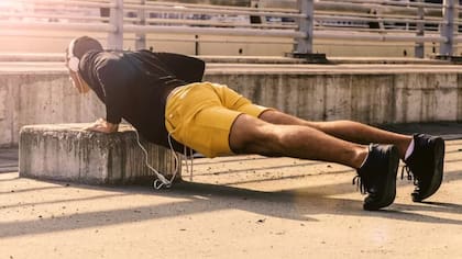 Las flexiones son uno de los ejercicios más básicos, pero también es uno en el que la postura es crucial para evitar lesiones