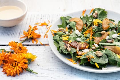 Las flores son una de las piedras angulares de la propuesta culinaria de la pastelera cordobesa Julia Soria