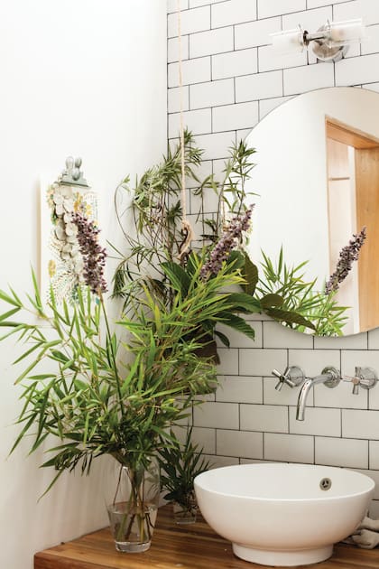 Las flores y ramas –que Nadia intercambia con las vecinas o recolecta de lo que sobra de una poda– llenan de verde los espacios. Sí, ¡hasta en el baño!