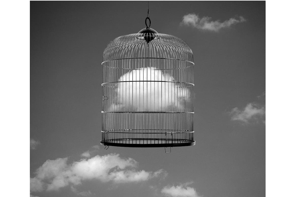 Las fotografías de Chema Madoz registran sus construcciones con objetos y no llevan título