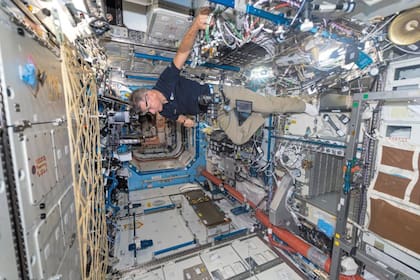 Las fotografías sacadas dentro de la ISS en órbita requirieron muchas consideraciones técnicas para que no se vean afectadas por la falta de gravedad y por la constante vibración que tiene la nave a causa de la velocidad en la que se mueve
