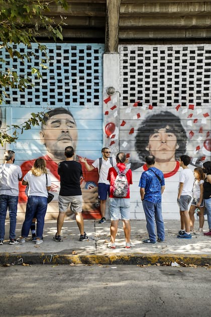 Las fotos de dos extremos de la vida de Maradona se transformaron en un mural sobre la calle Juan Agustín García